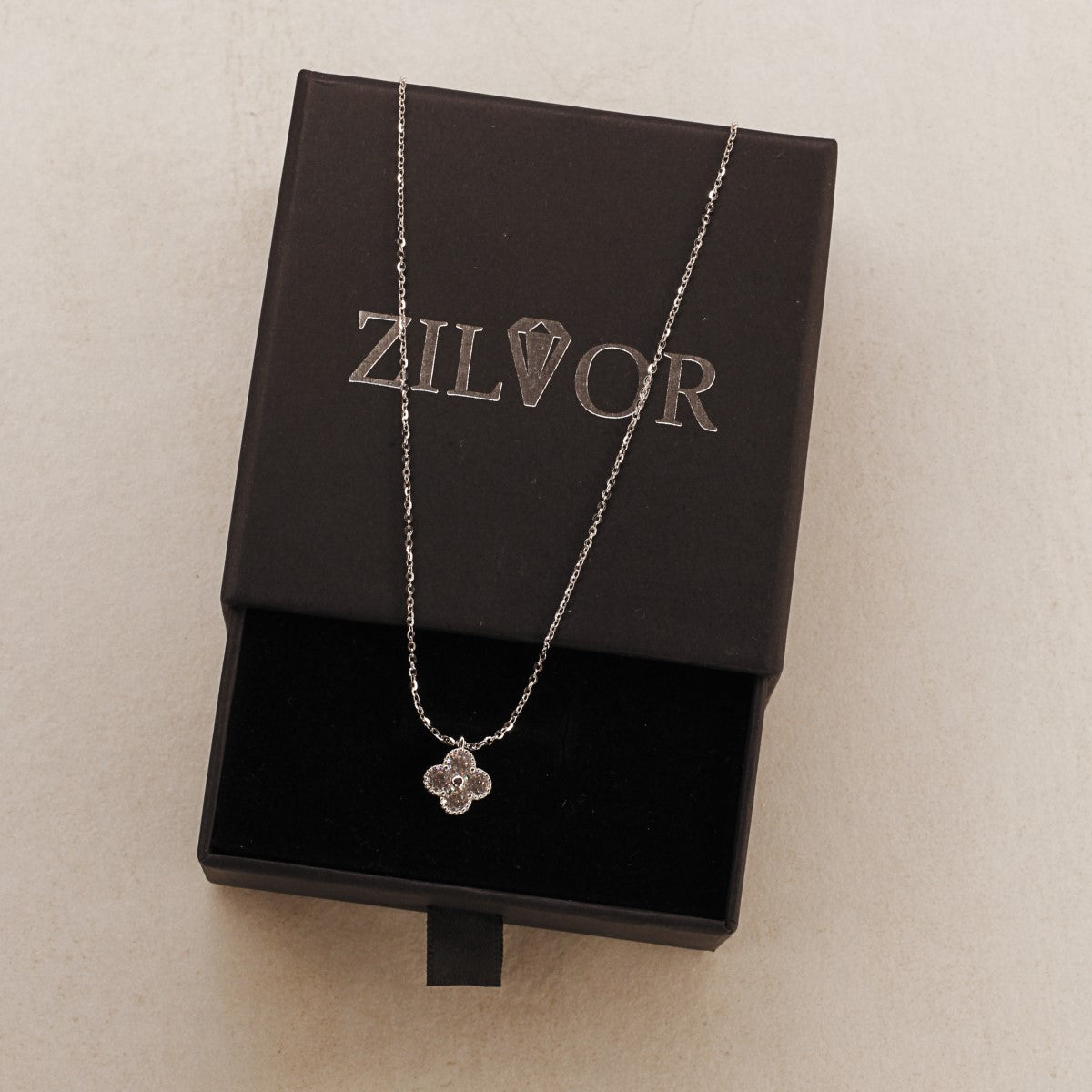 Clover Kette mit mit Kleeblatt-Anhänger und funkelnden Zirkonia-Steinen für Damen