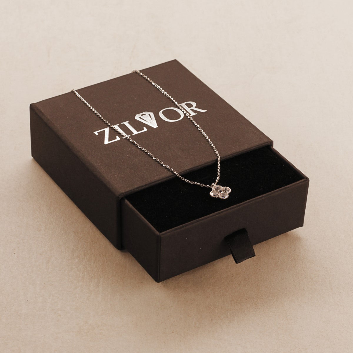 Clover Kette mit mit Kleeblatt-Anhänger und funkelnden Zirkonia-Steinen für Damen