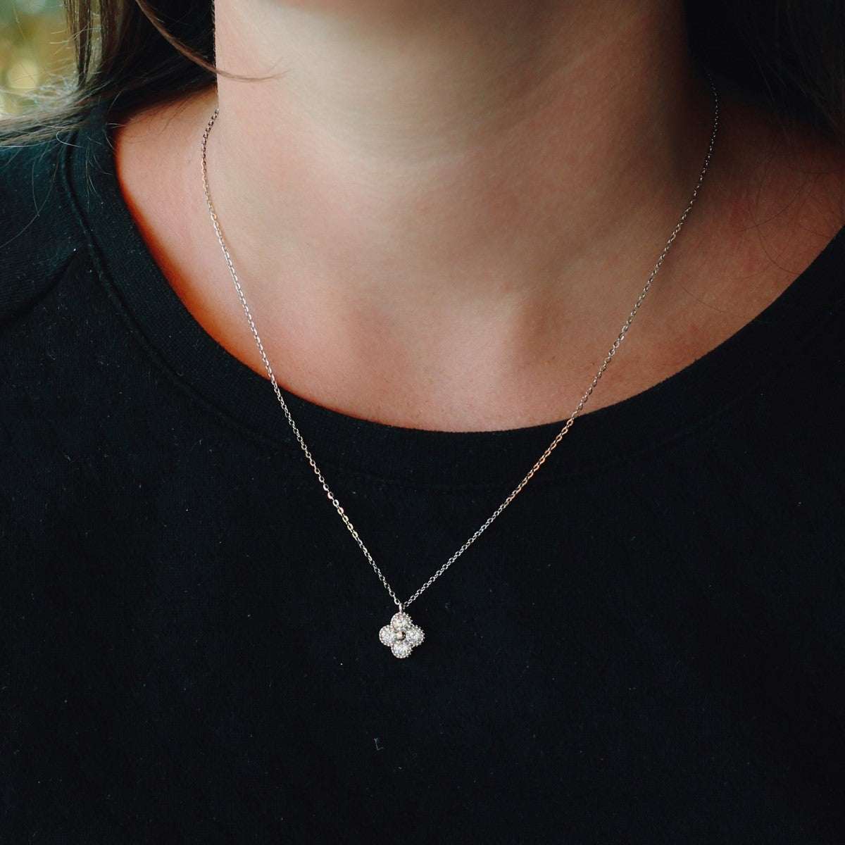 Clover Kette mit mit Kleeblatt-Anhänger und funkelnden Zirkonia-Steinen für Damen