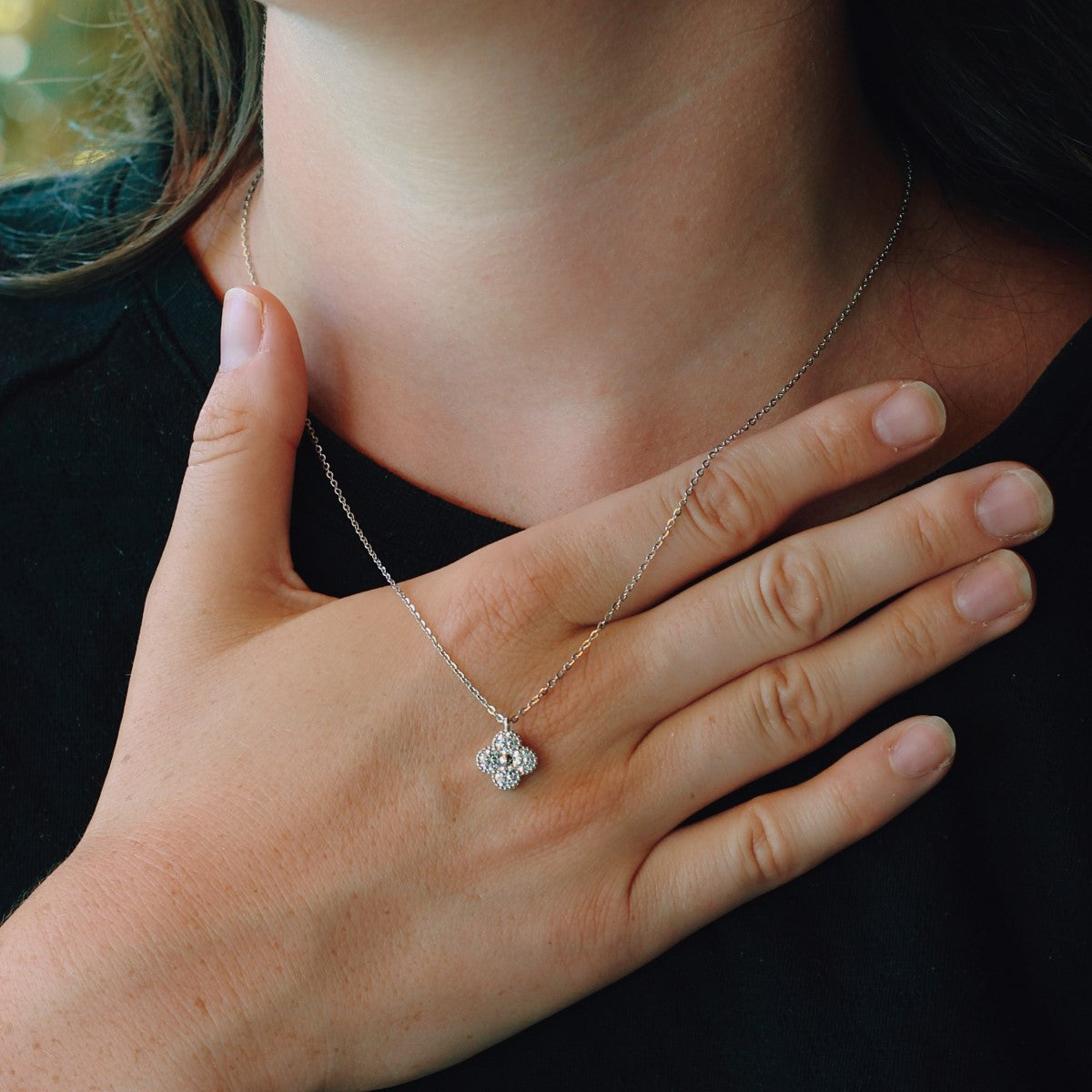 Clover Kette mit mit Kleeblatt-Anhänger und funkelnden Zirkonia-Steinen für Damen
