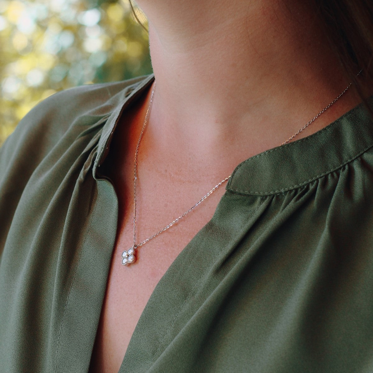 Clover Kette mit mit Kleeblatt-Anhänger und funkelnden Zirkonia-Steinen für Damen