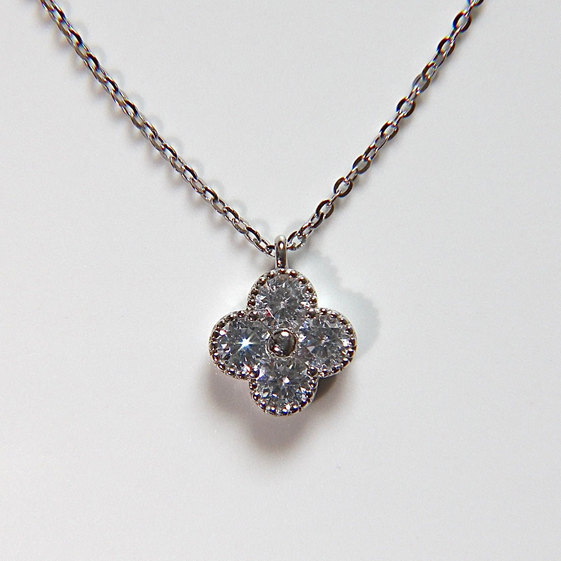 Clover Kette mit mit Kleeblatt-Anhänger und funkelnden Zirkonia-Steinen für Damen