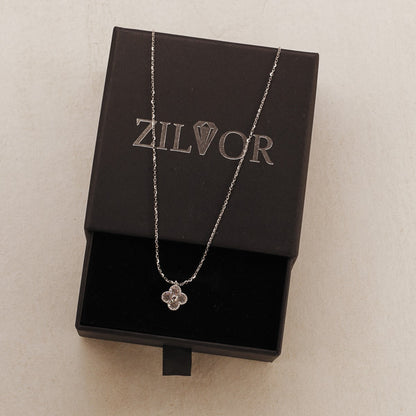 Clover Kette mit mit Kleeblatt-Anhänger und funkelnden Zirkonia-Steinen für Damen
