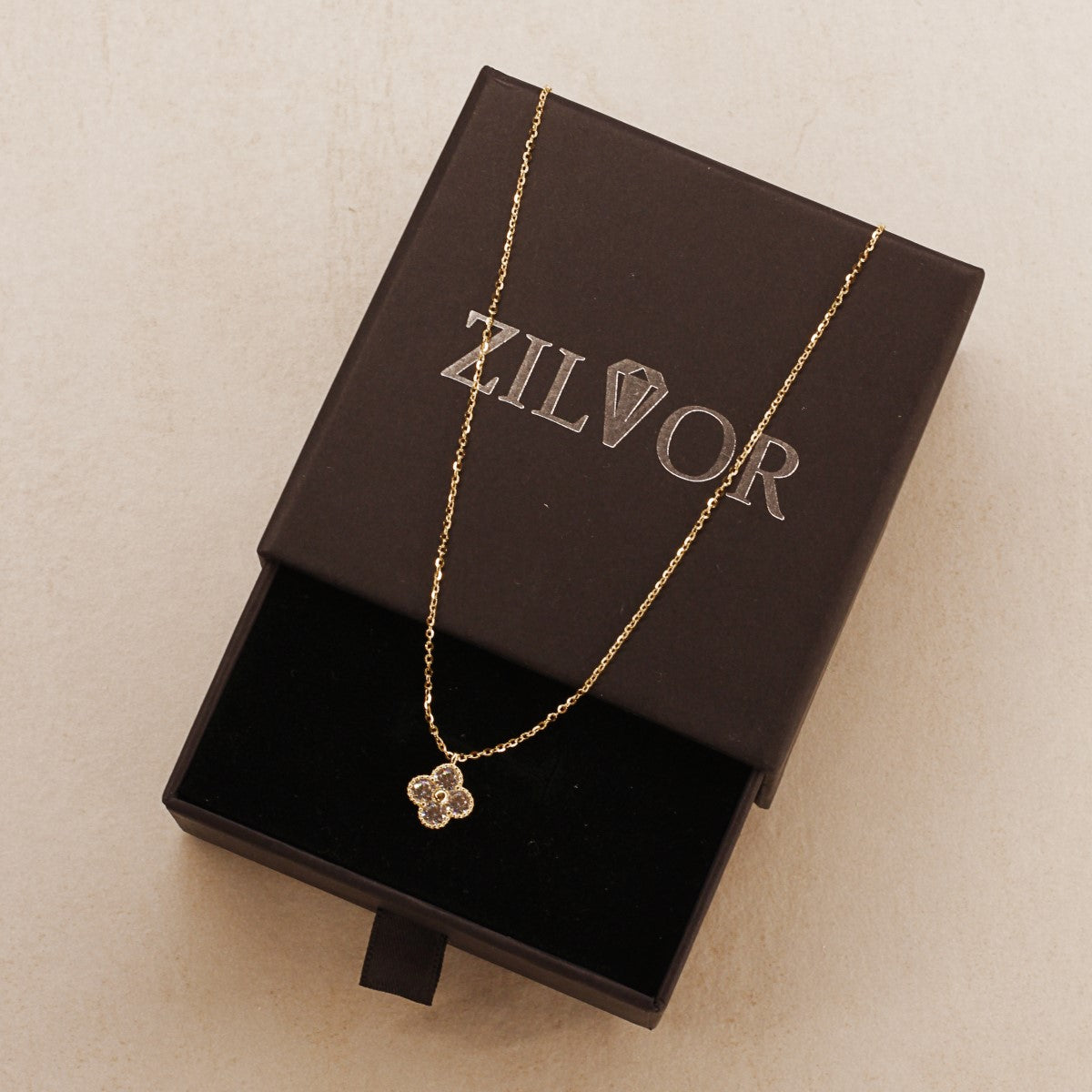 18K vergoldete Clover Kette mit mit Kleeblatt-Anhänger und funkelnden Zirkonia-Steinen für Damen