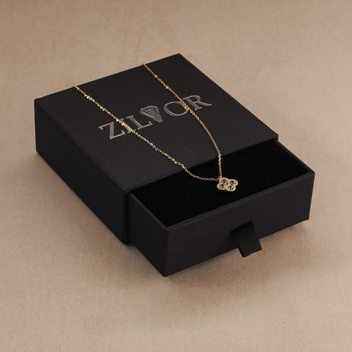 18K vergoldete Clover Kette mit mit Kleeblatt-Anhänger und funkelnden Zirkonia-Steinen für Damen