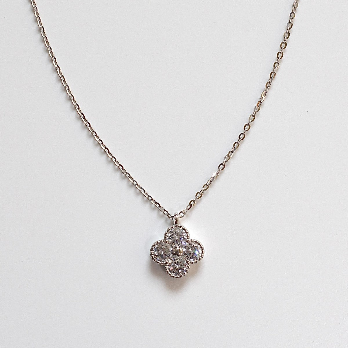 Clover Kette mit mit Kleeblatt-Anhänger und funkelnden Zirkonia-Steinen für Damen