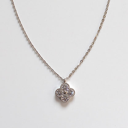 Clover Kette mit mit Kleeblatt-Anhänger und funkelnden Zirkonia-Steinen für Damen