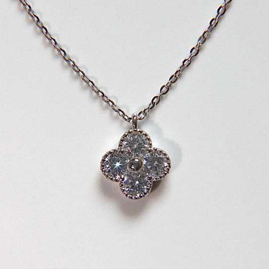 Clover Kette mit mit Kleeblatt-Anhänger und funkelnden Zirkonia-Steinen für Damen