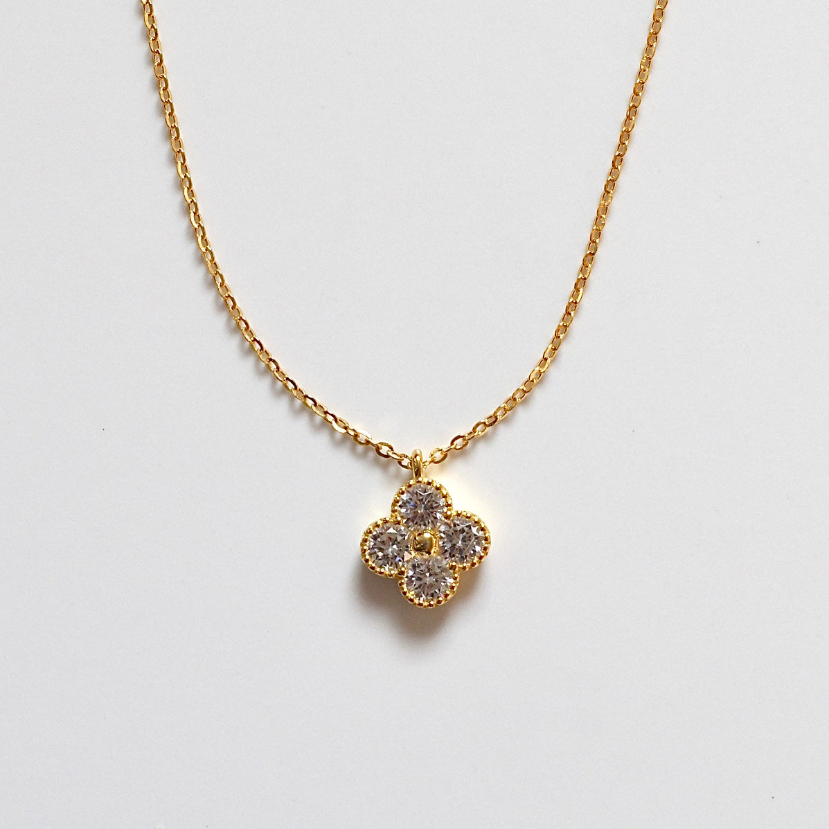 18K vergoldete Clover Kette mit mit Kleeblatt-Anhänger und funkelnden Zirkonia-Steinen für Damen